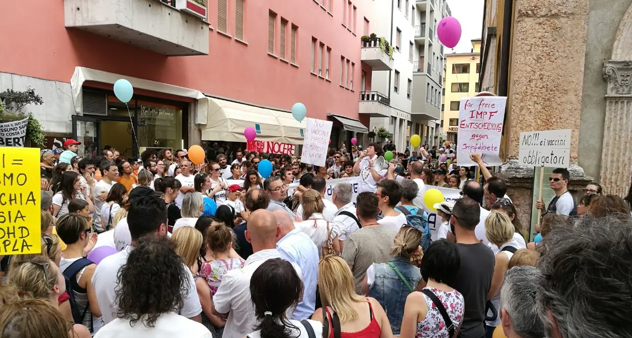 La ministra Lorenzin contestata per i vaccini In centinaia al Sociale: «Libertà di scelta»