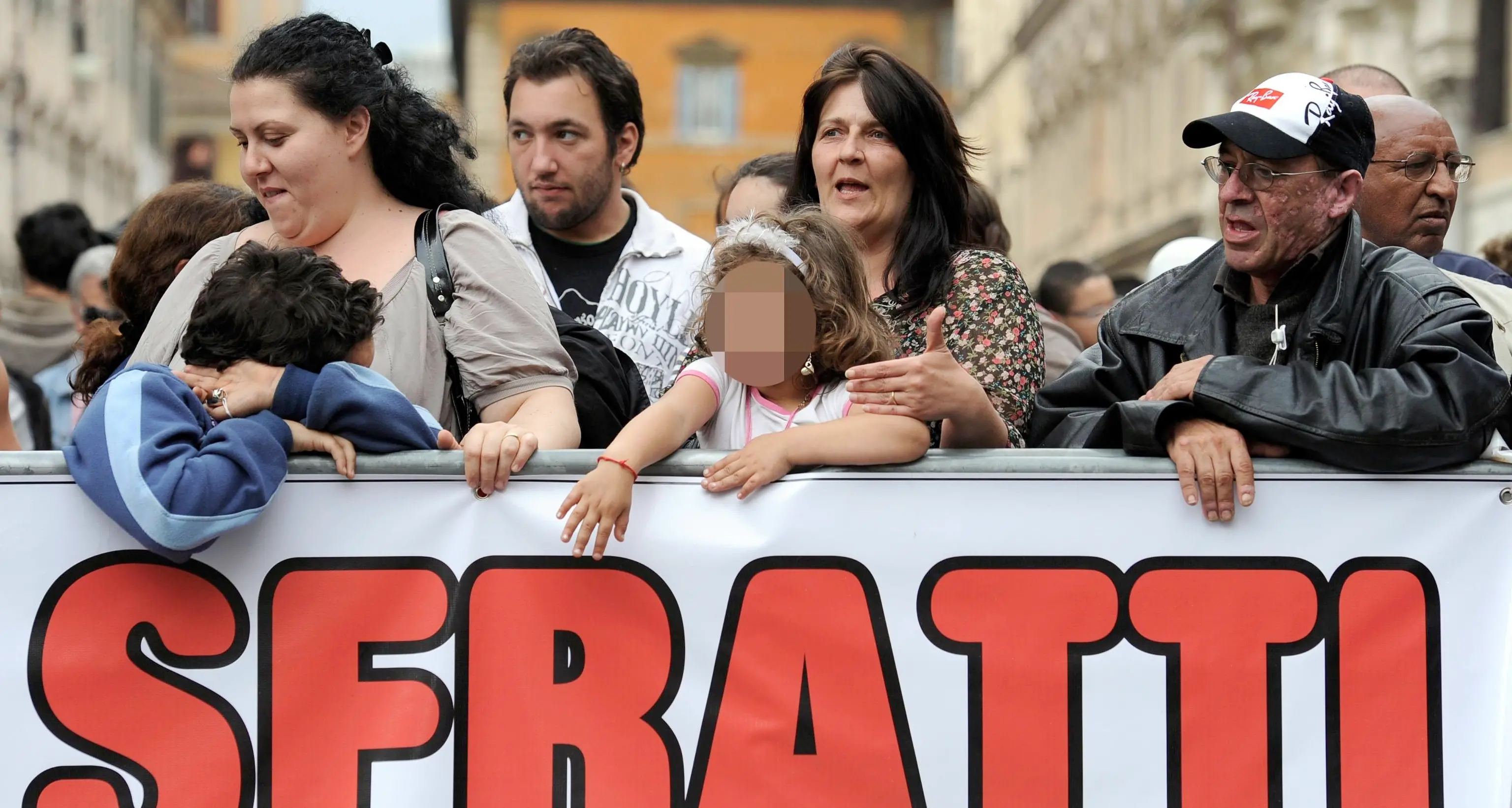 Impennata di sfratti: un balzo del 70% «Mandati via di casa anche anziani soli»