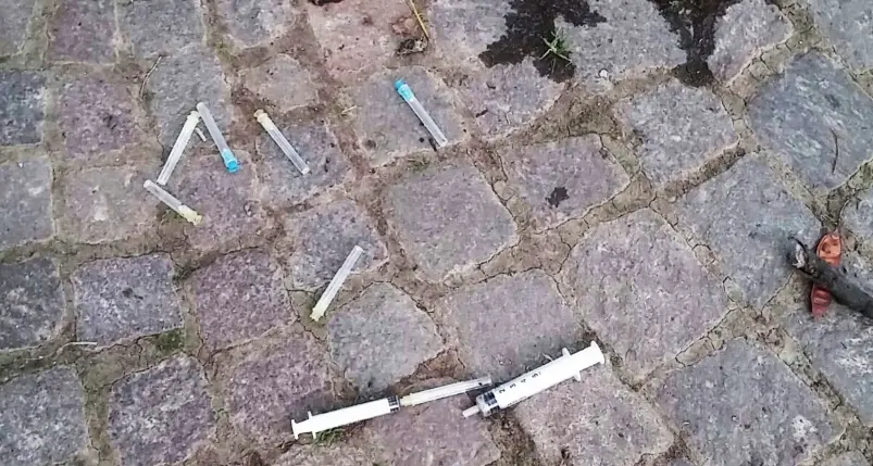Parco pieno di siringhe E i vandali non si fermano