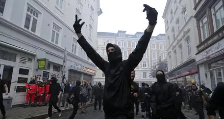 Parla il black bloc: «Viviamo all'inferno»
