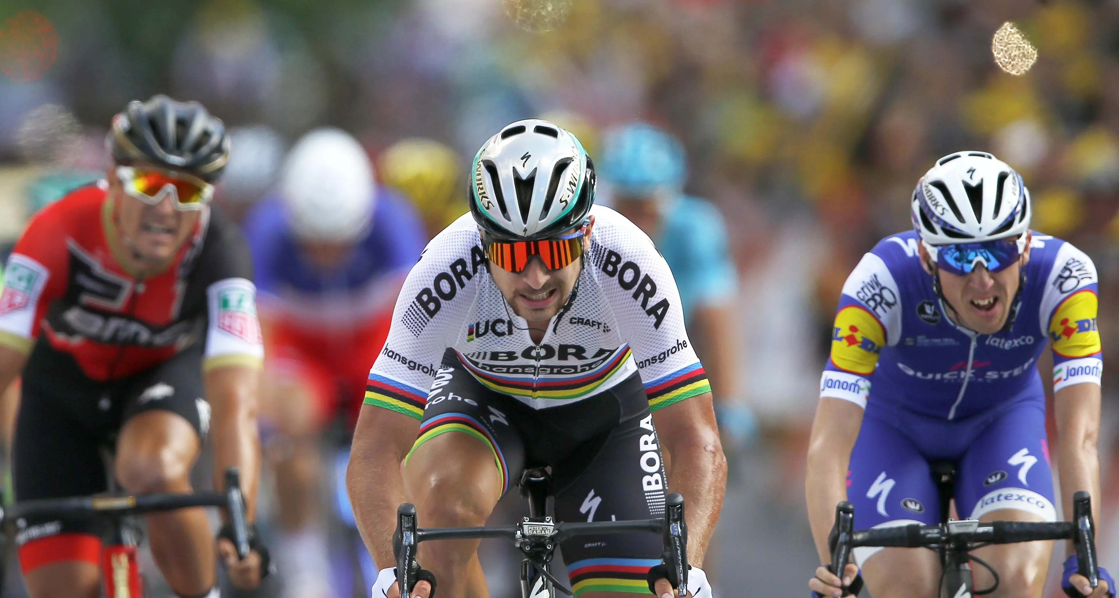 Tour de France, l'iridato Sagan super perde il pedale nello sprint ma vince