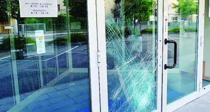 Solteri, trovano chiusa l'Agenzia delle entrate per la rabbia sfondano l'ingresso con l'auto