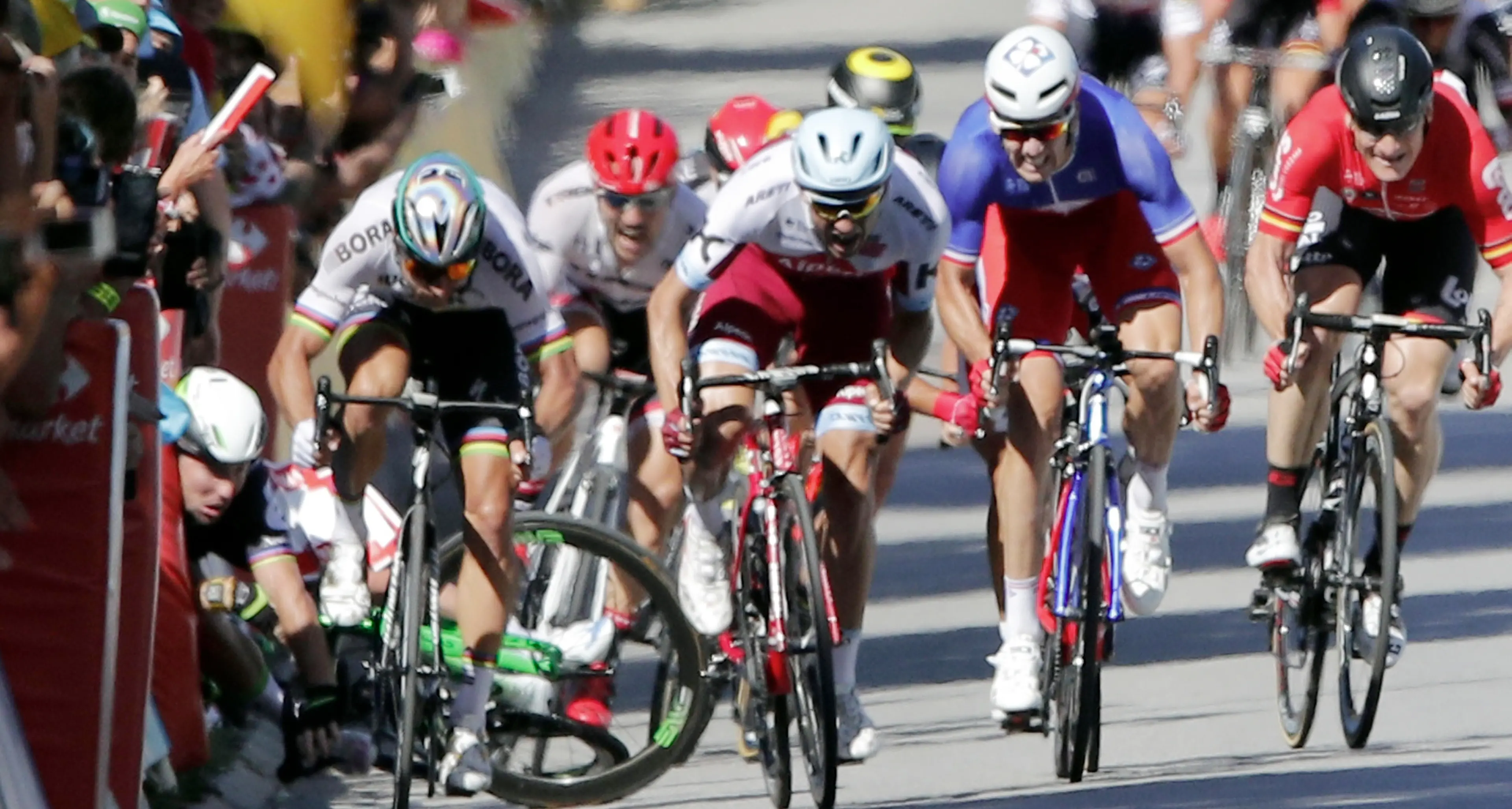 Tour, Sagan fa cadere Cavendish e la giuria lo esclude dalla corsa