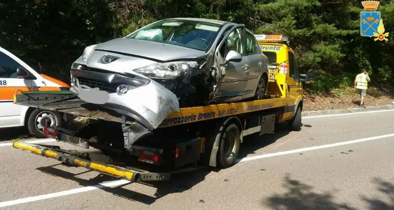 Automobile fuori strada verso Fai della Paganella