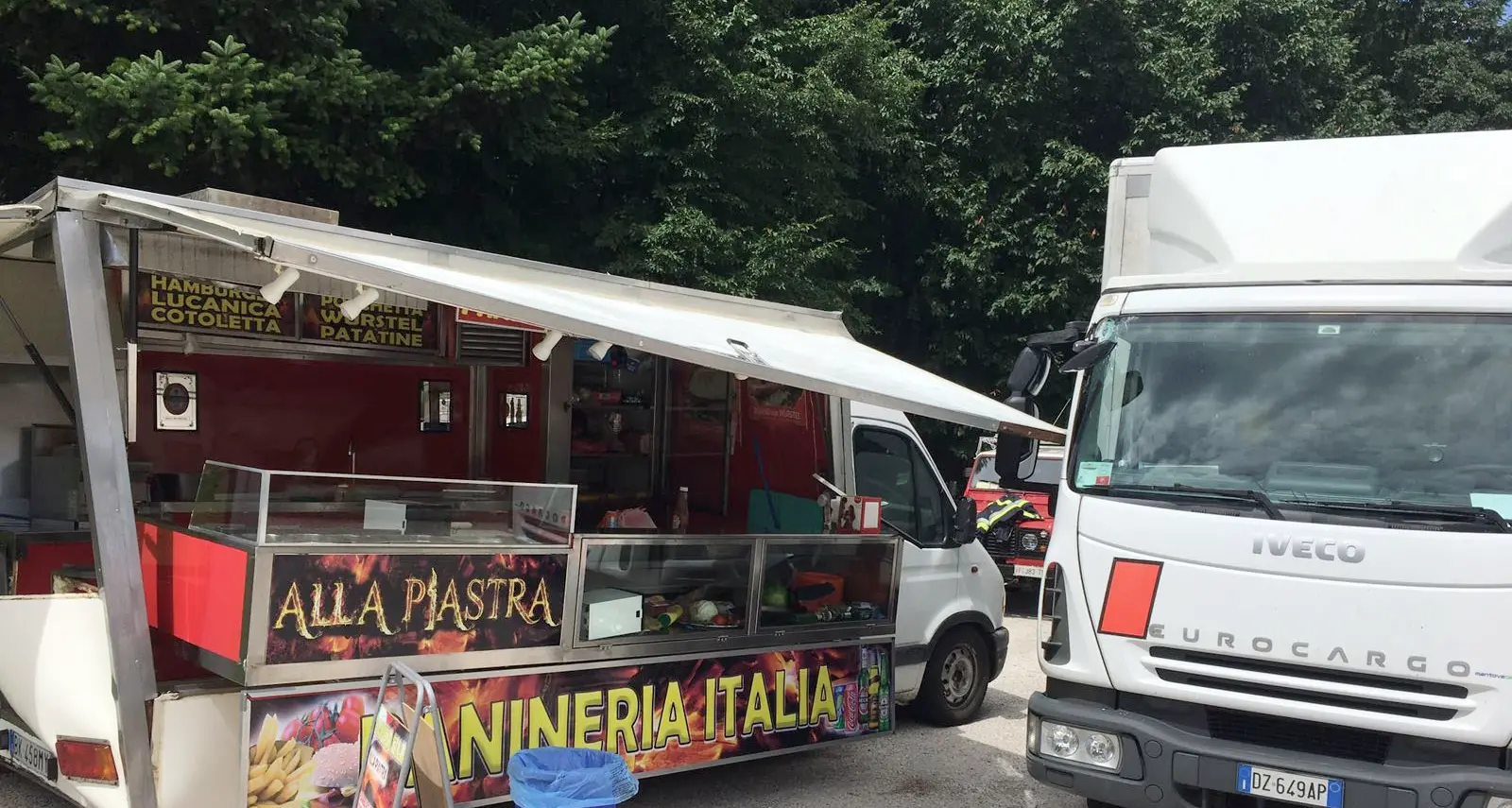 Camion contro «panineria» Giovane sbalzato dal furgone