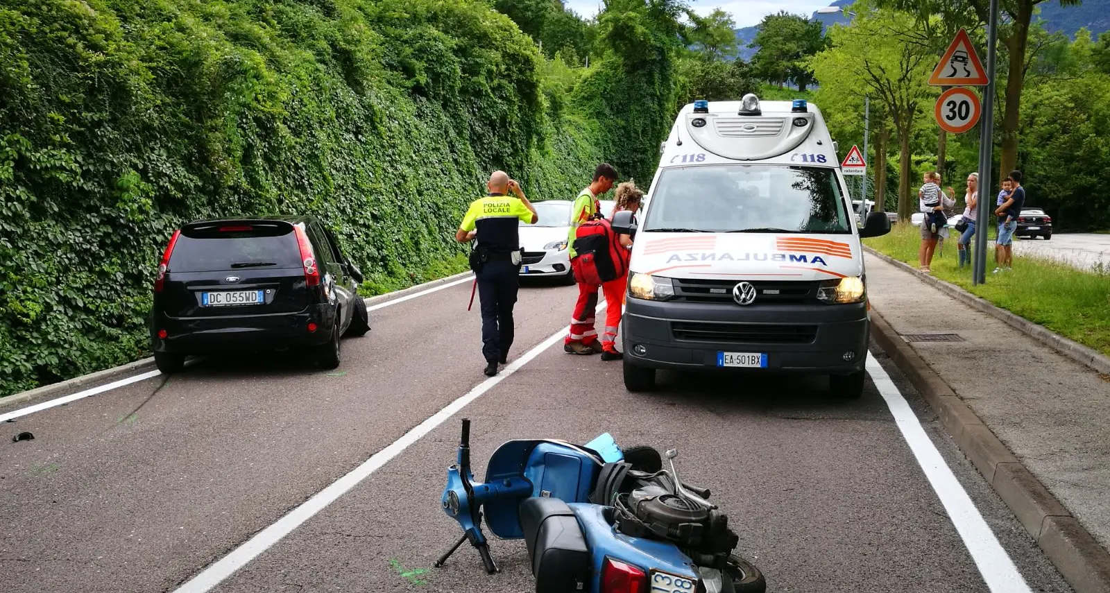 Fuggono dopo l'incidente Caccia a coppia di giovani