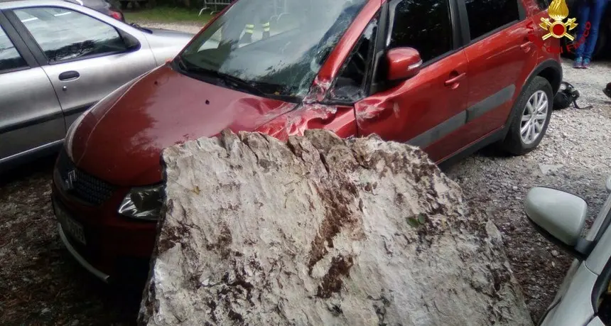 Belluno, masso cade dal monte sulle auto di due escursionisti