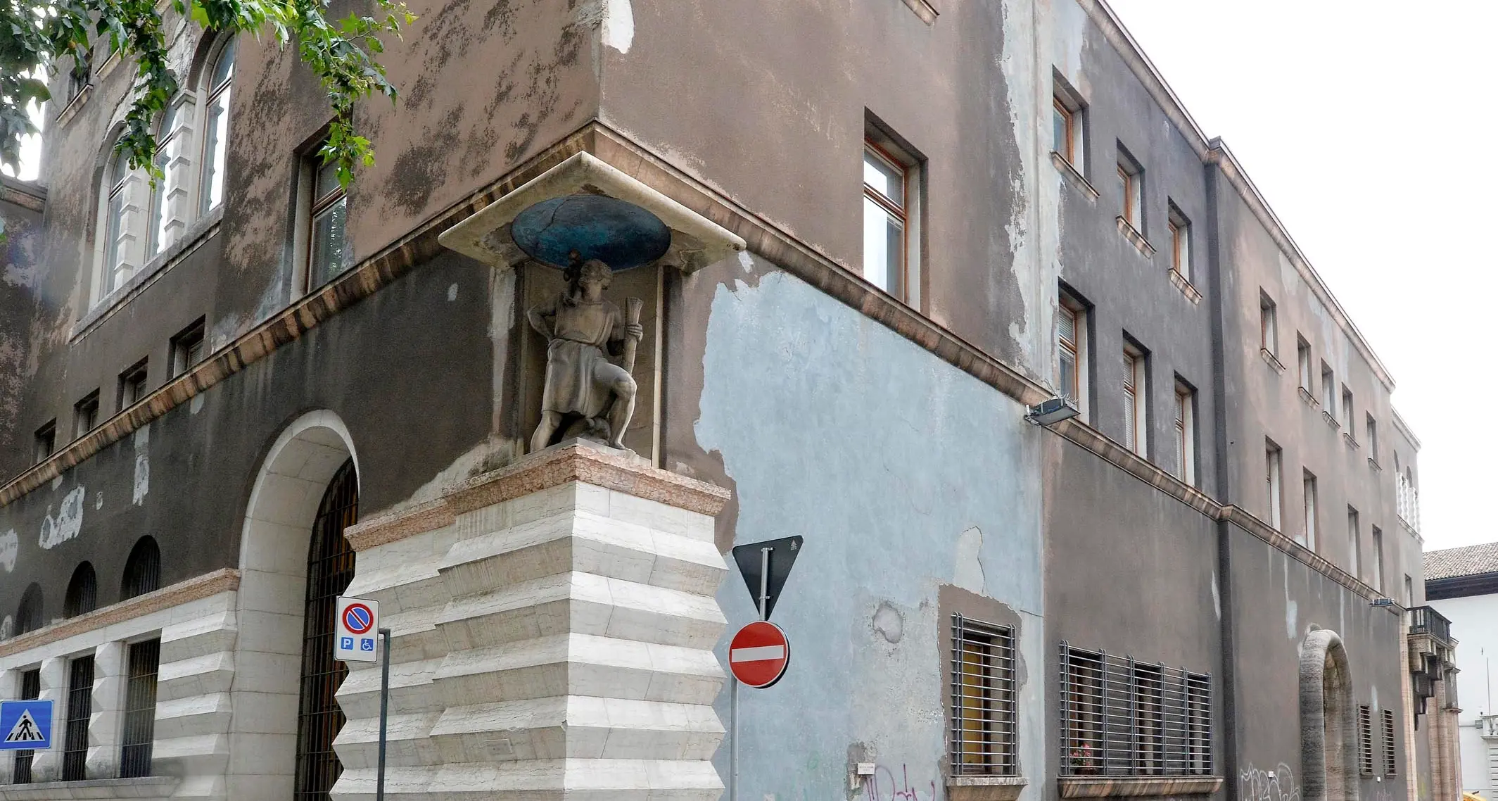 Negozi, uffici, bar e ristorante nello storico palazzo delle Poste
