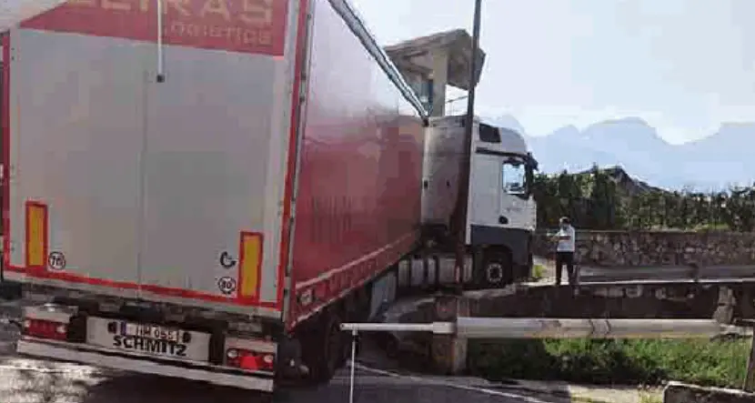 Si incastra nella via con un tir Danneggia muretti e balcone