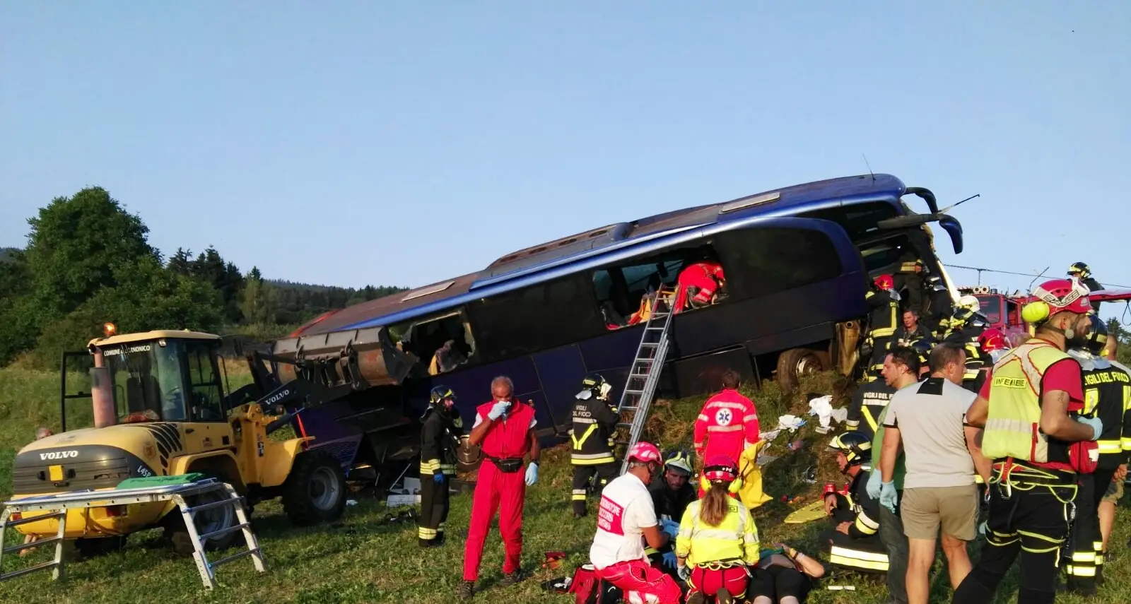 Fuori strada autobus di turisti stranieri Morto l'autista, numerosi i feriti L'incidente tra Cavareno e Sarnonico