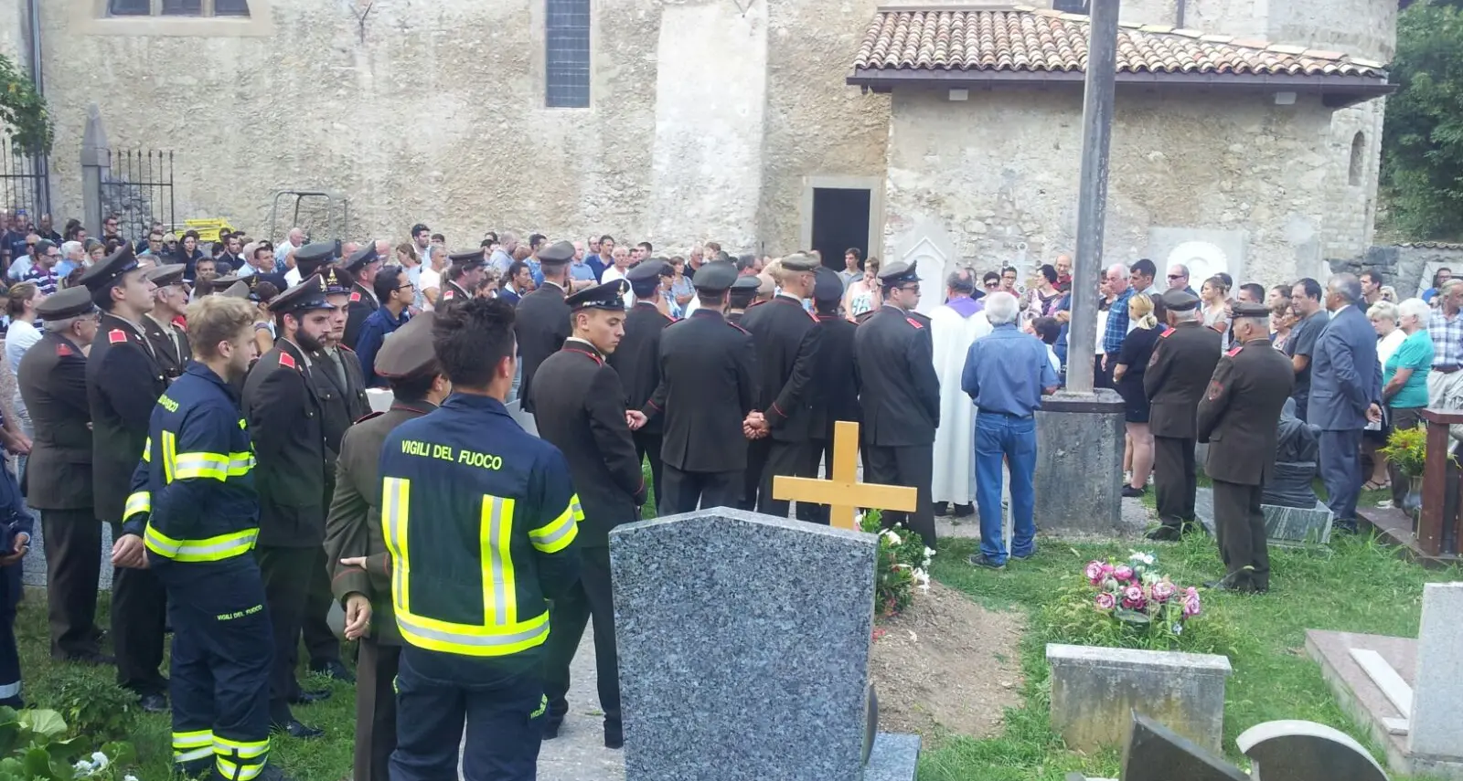 L'omicidio-suicidio di Tenno L'estremo saluto a Mattia
