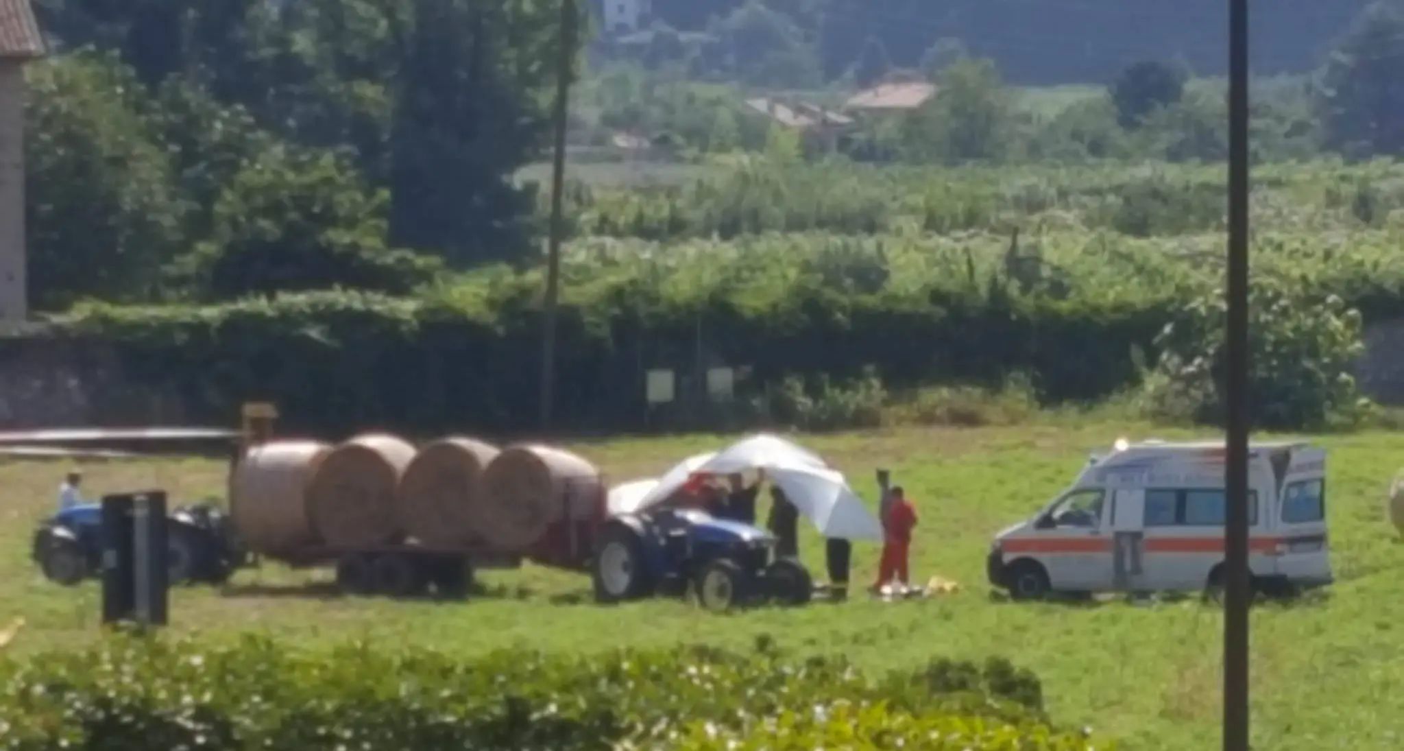 Schiacciato dal ballone di fieno Perde la vita un uomo di 74 anni