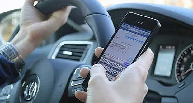 In auto usando il cellulare: fioccano le multe Oltre 700 verbali in 6 mesi, 246 a Trento città