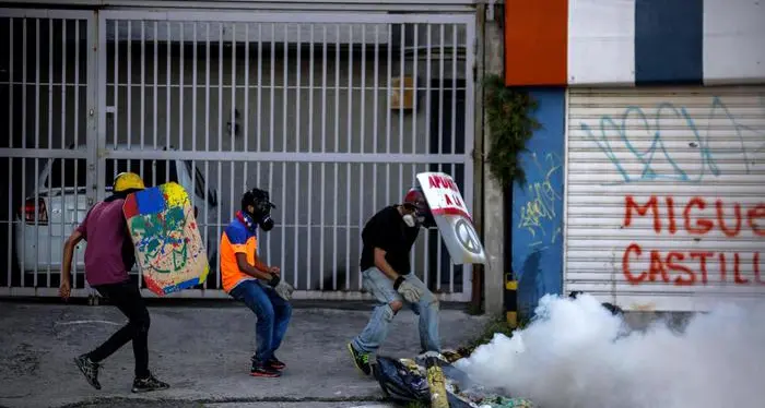 Venezuela, in fila da 2 giorni per pensione: anziano muore
