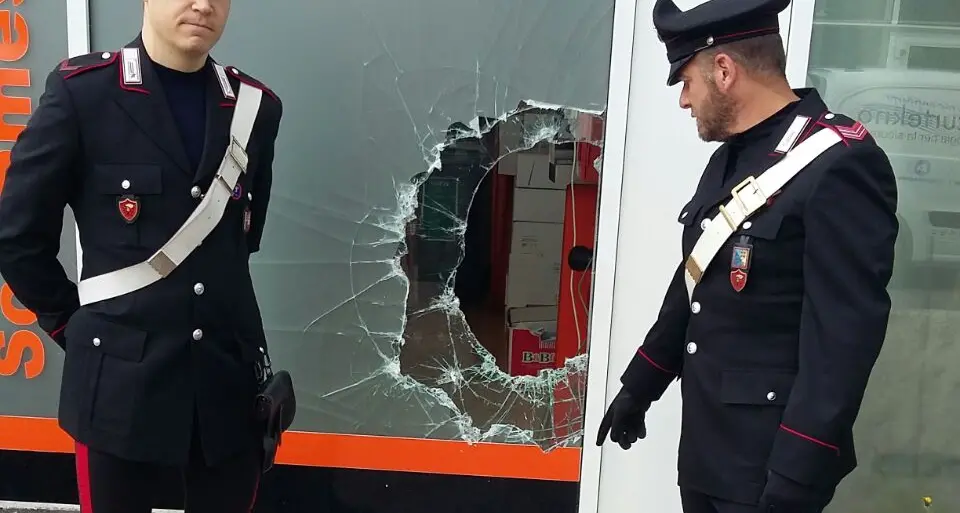 Tenta il colpo in sala scommesse Contro la vetrina con l'ascia