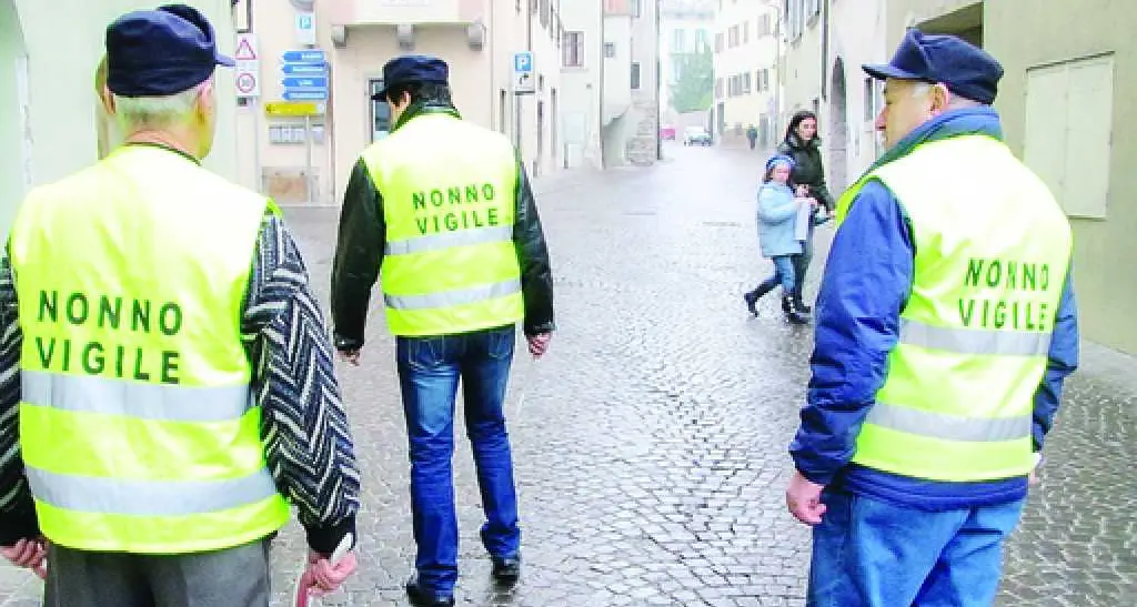 Il ritorno dei nonni vigile «pagando» i circoli anziani