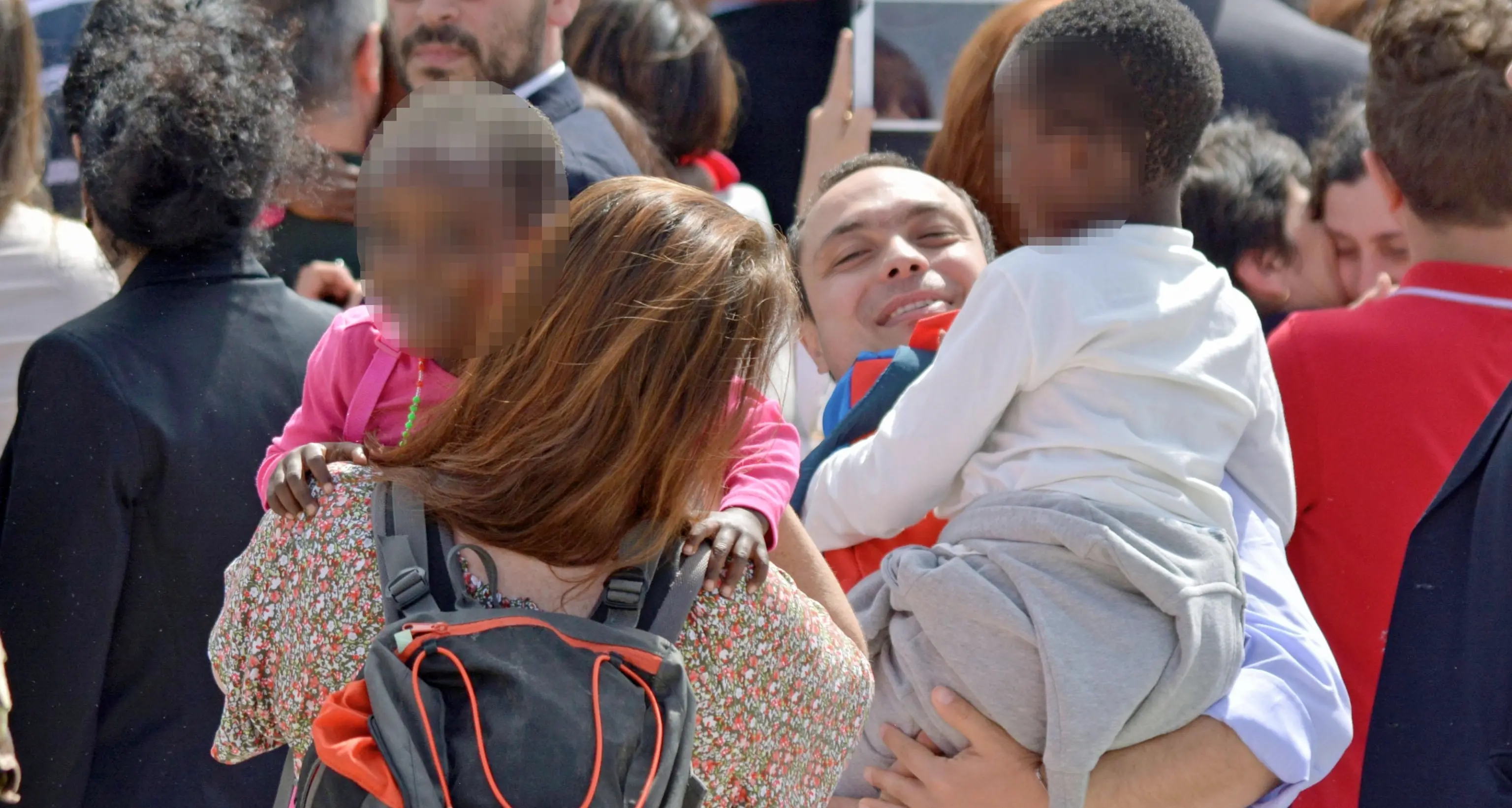 Meno coppie cercano l'adozione Trentino, dimezzate in 10 anni