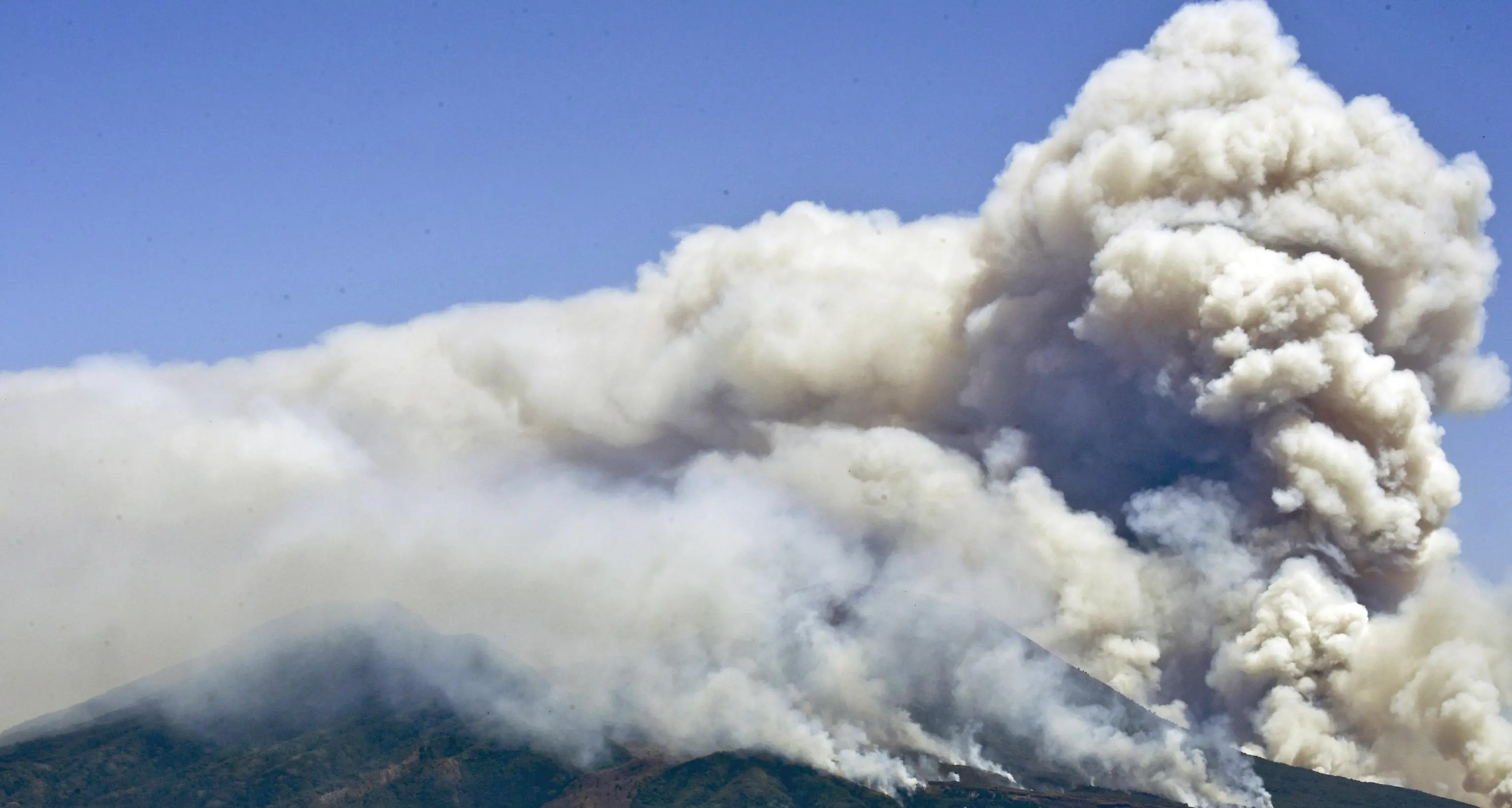 Vesuvio ancora in fiamme Polemiche e caccia ai piromani