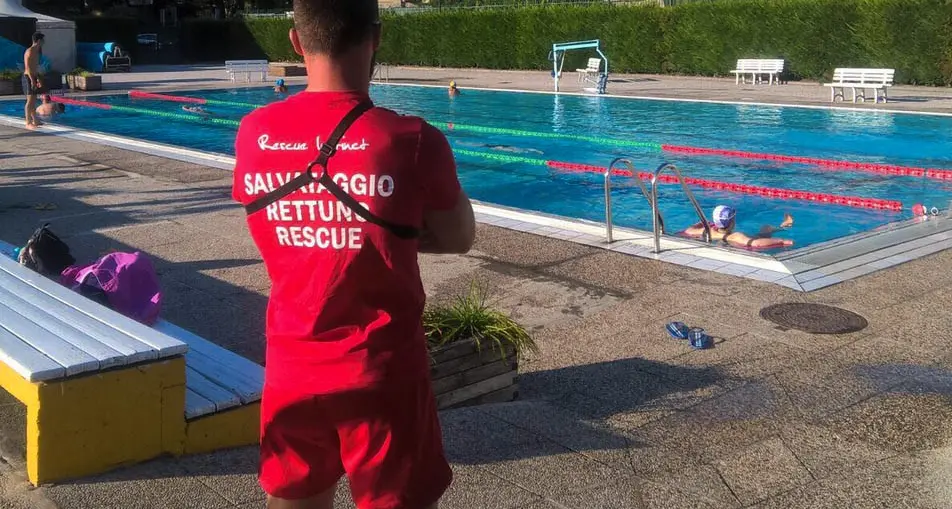 Salvato dai bagnini dopo il tuffo in piscina
