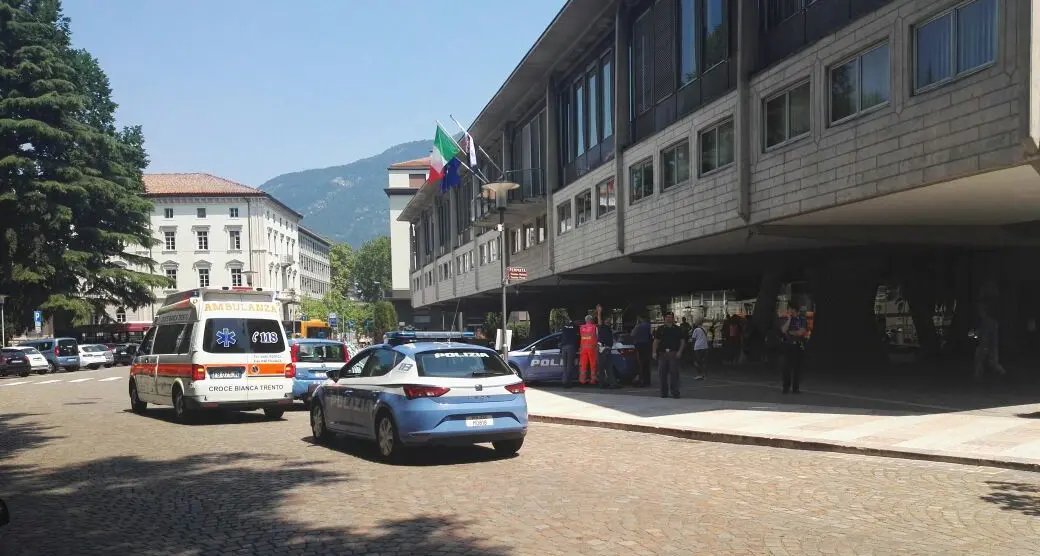 Tensione in piazza Dante: scontri ieri sera ed anche poco fa