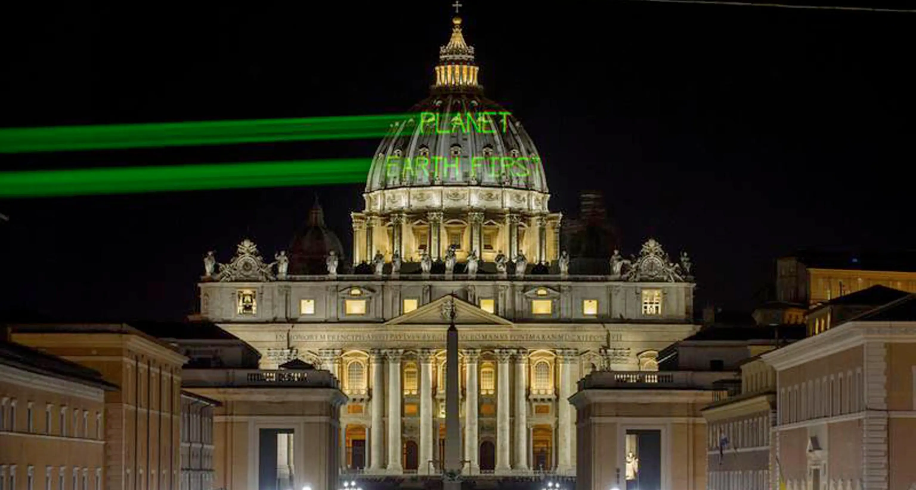 Trump a Roma, a San Pietro blitz ecologista di Greenpeace