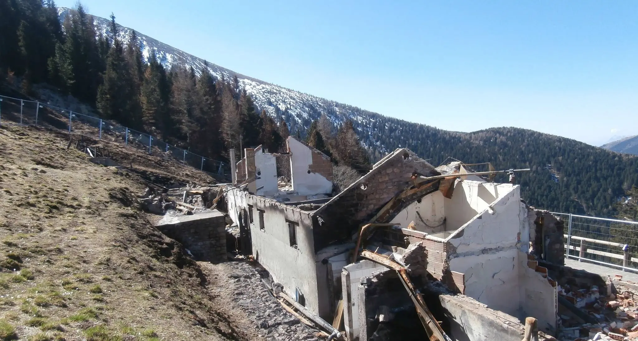 Tutti al rifugio Tonini per la ricostruzione