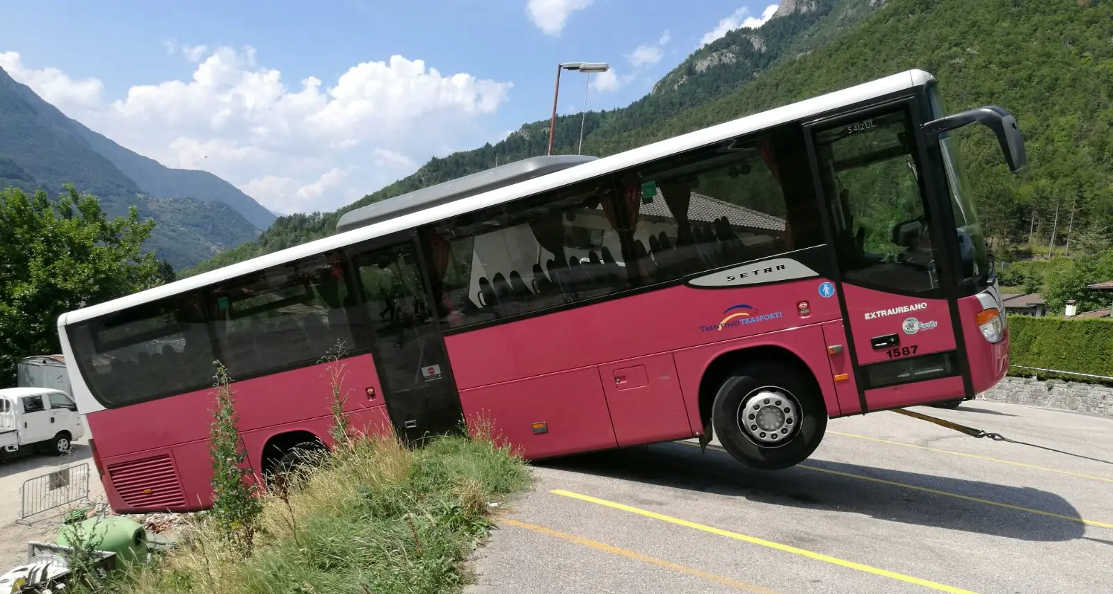 Cede il freno a mano, pullman in bilico su scarpata Vallarsa, in corso ora le operazioni di recupero