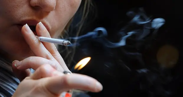 Negli adolescenti fa male un'ora di fumo passivo