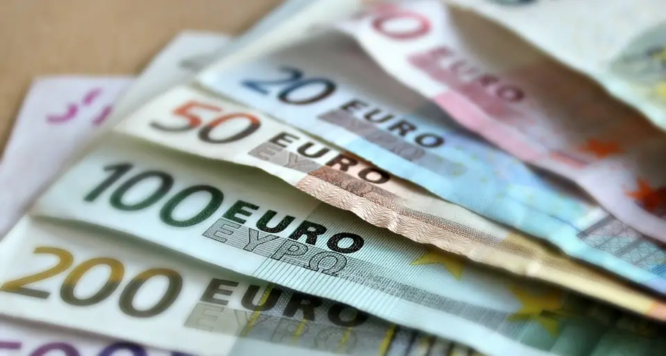 Borsa con 22.000 euro La trova e la restituisce