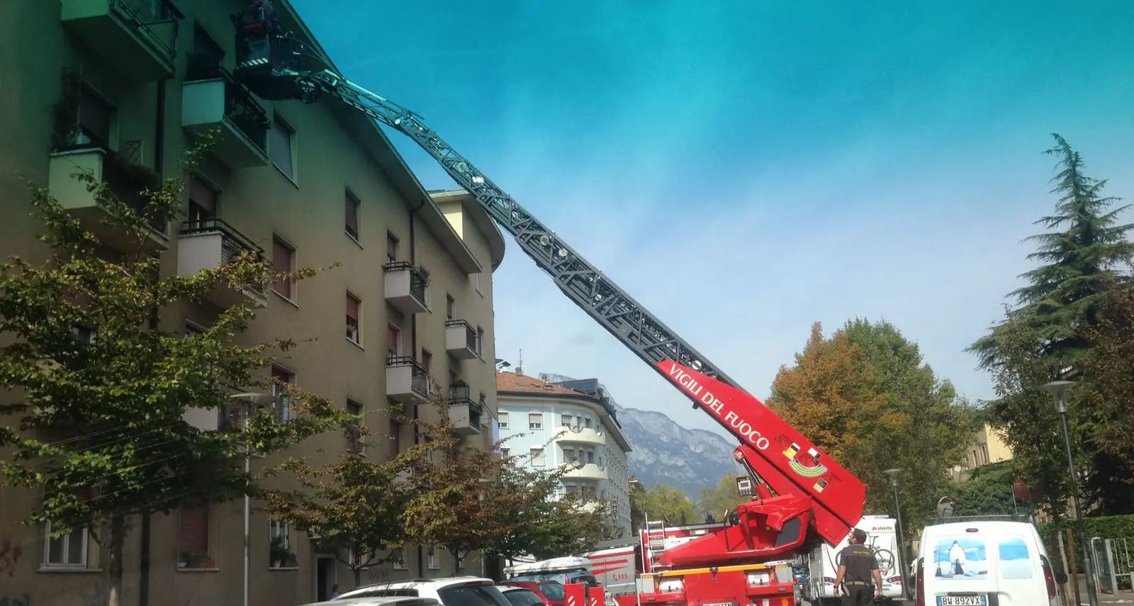 Cristo Re, intervento dei pompieri disagi al traffico in corso degli Alpini