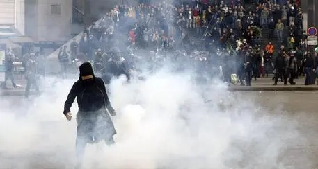 Parigi: tre agenti feriti black bloc seminano il panico
