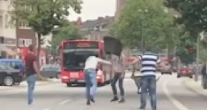 Attacco al supermarket Un morto e 5 feriti: video