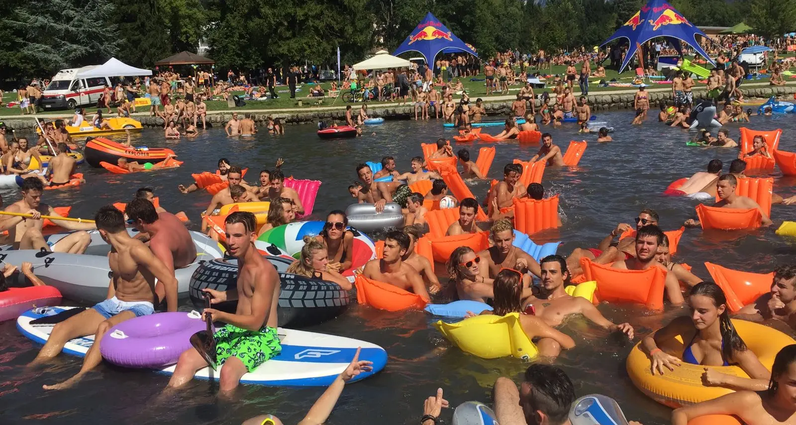 Lago di Levico: in migliaia per la festa in acqua Un successo il Red Bull Open Water