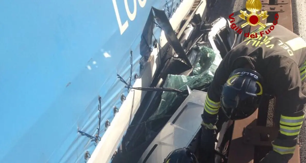 A22, la Smart «stritolata» dal Tir contro il guard-rail: miracolata