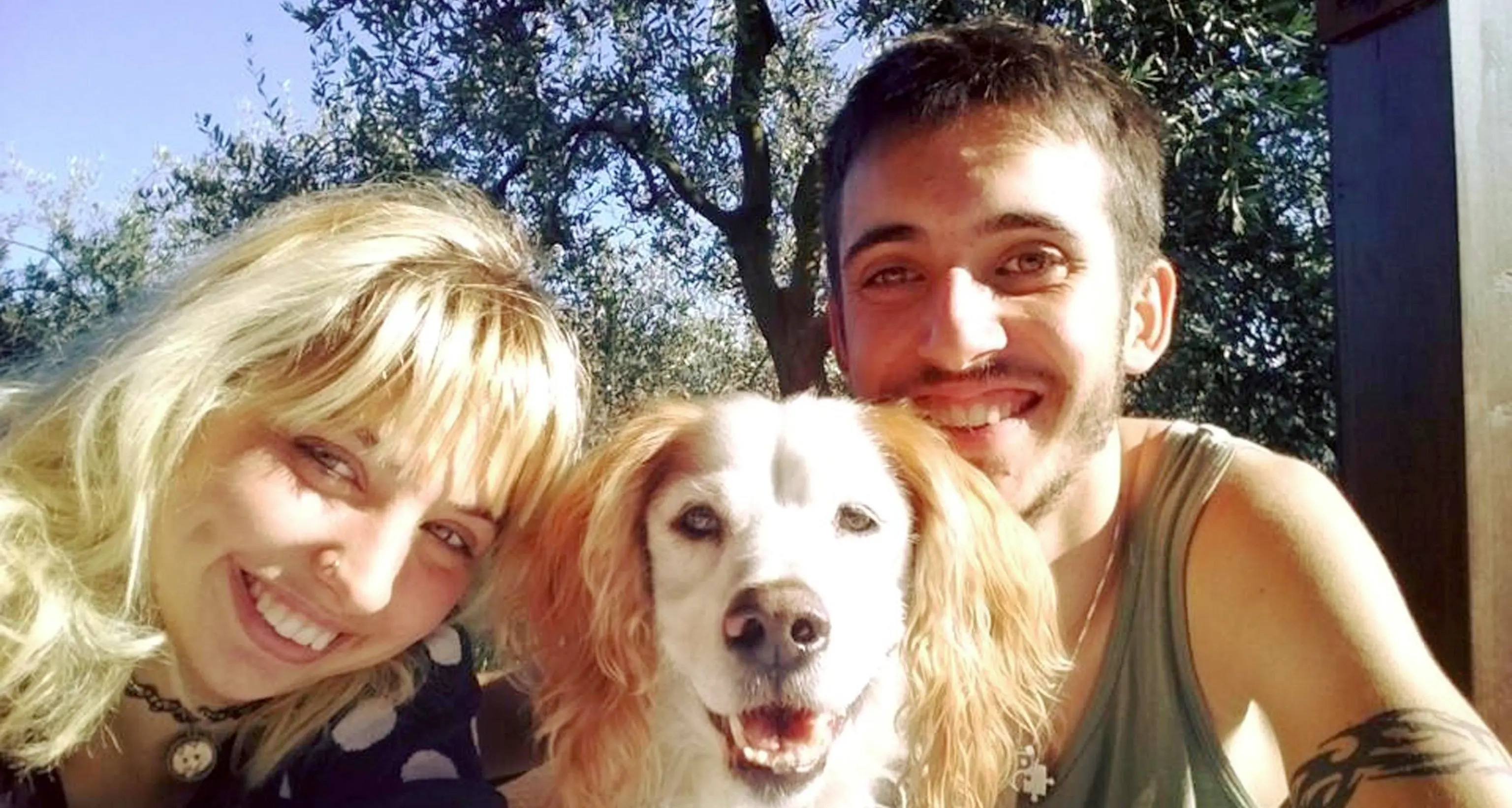 L'abbraccio commovente tra le due famiglie nel segno di Alba e Mattia