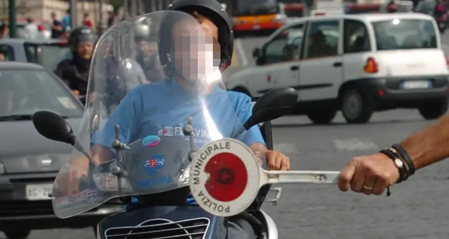 In moto senza casco e patente Rispondono mamma e papà