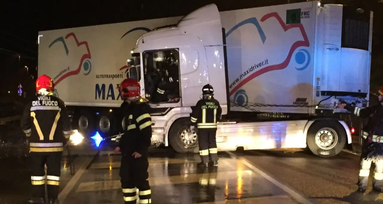 Tir contro la recinzione della ferrovia, ferito l’autista