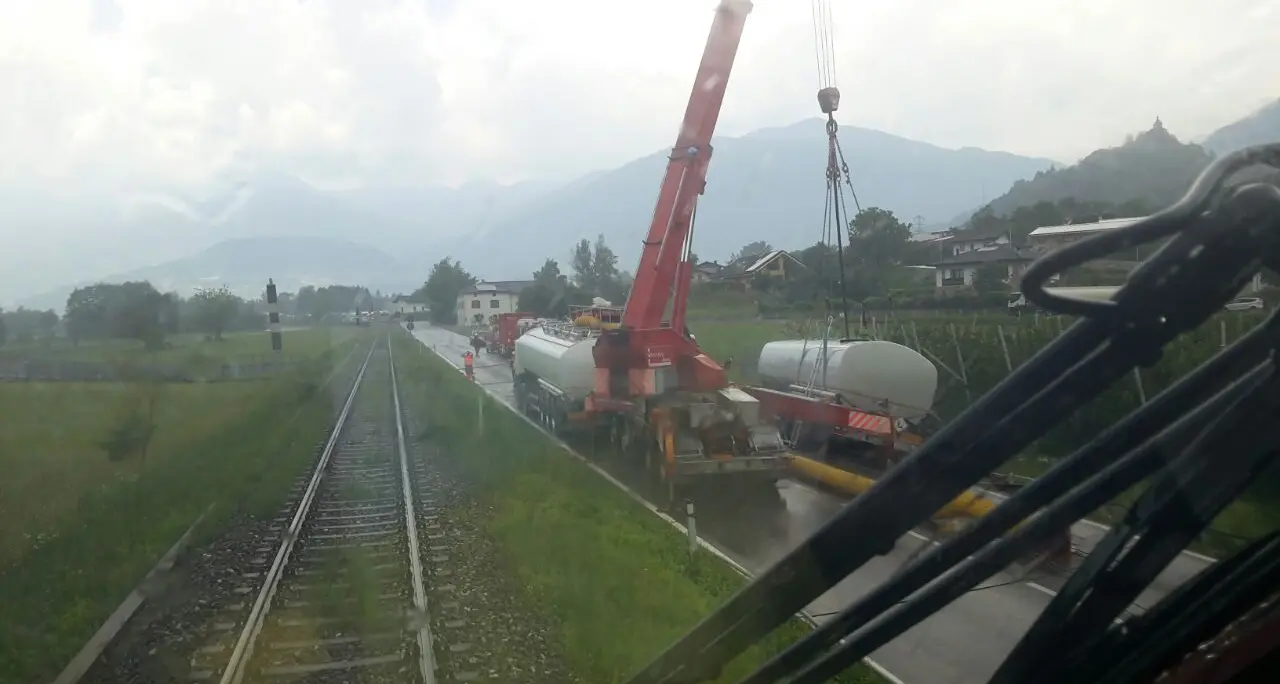 Villa Agnedo, si ribalta autocisterna: traffico in tilt Difficile intervento per la rimozione del mezzo Nel pomeriggio sarà chiusa qualche ora la ferrovia