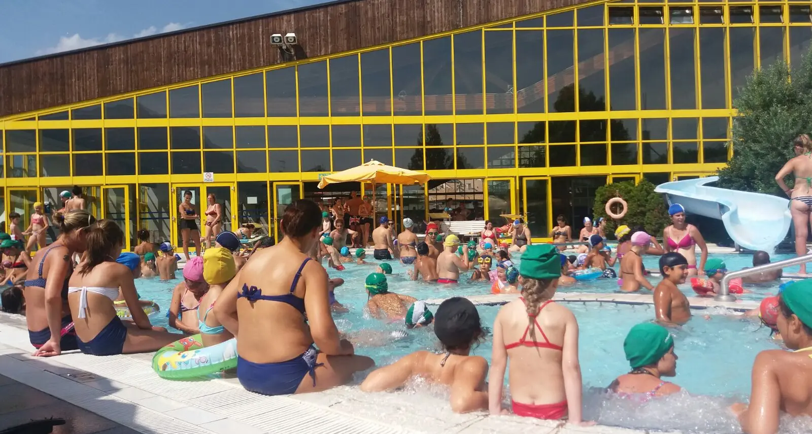 Feci nella piscina, «Tanti bambini delle colonie: più sorveglianza»