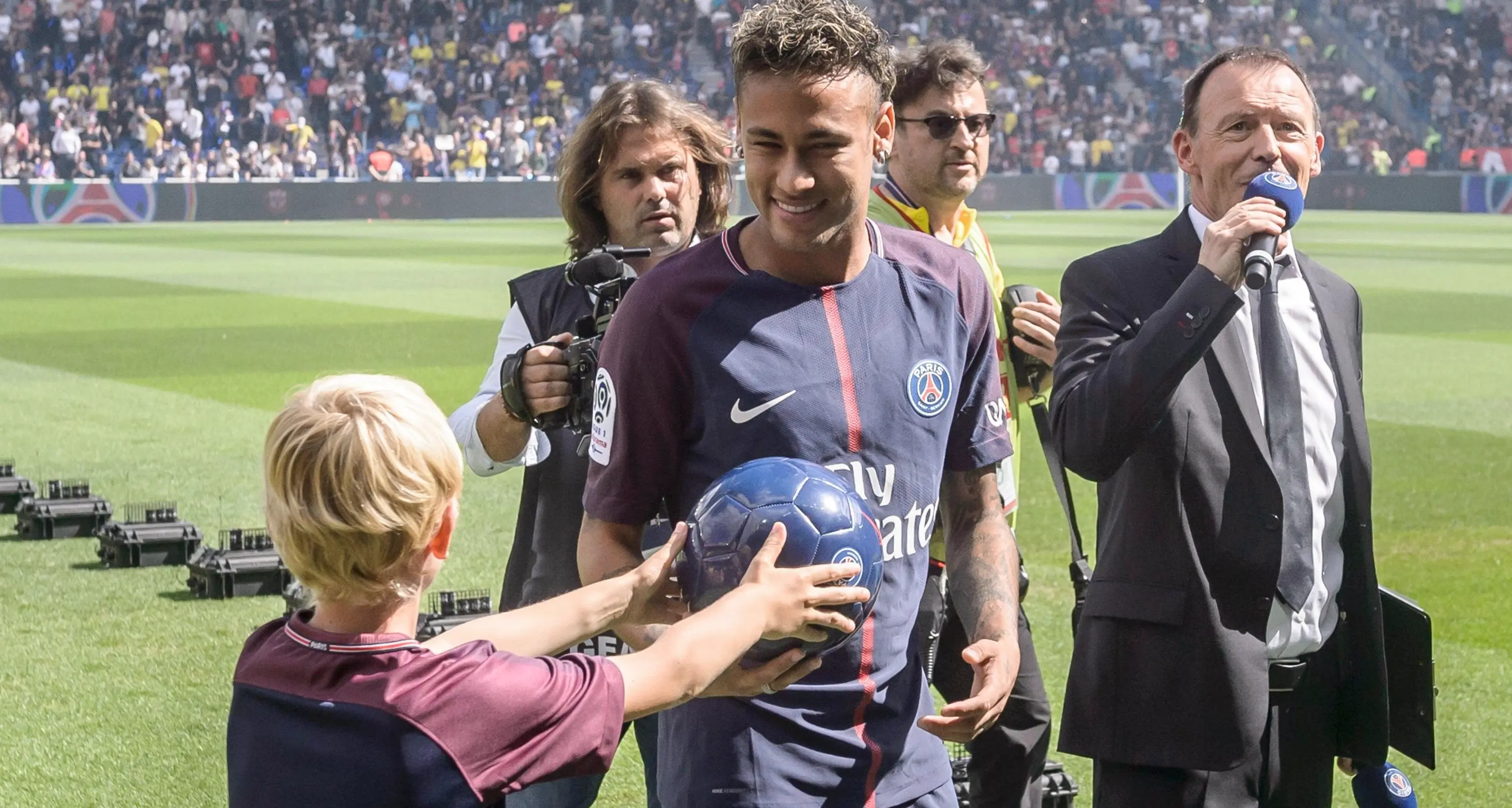 Neymar ai nuovi tifosi: «Parigi è magica, qui per vincere»
