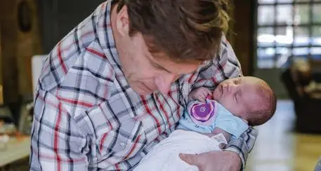 Boom di papà a casa per i figli piccoli Quasi 400 domande per congedo parentale
