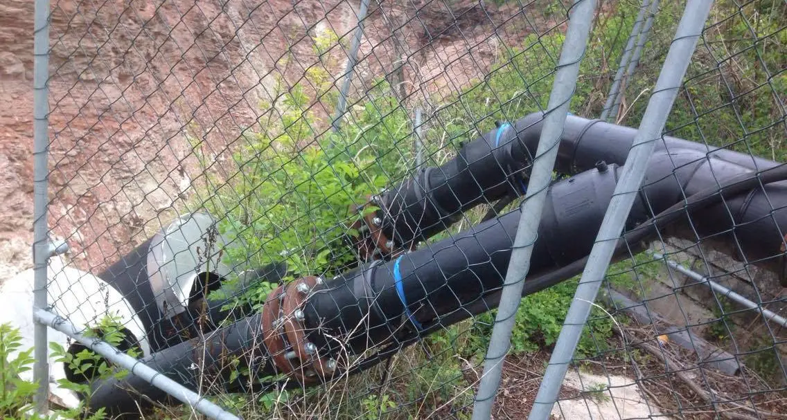 S. Giustina, pompe abbassate per pescare acqua