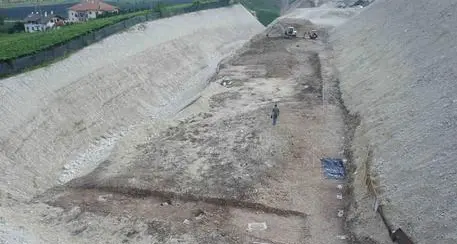 Scoperta in una cava di ghiaia una tomba dell'Età del rame