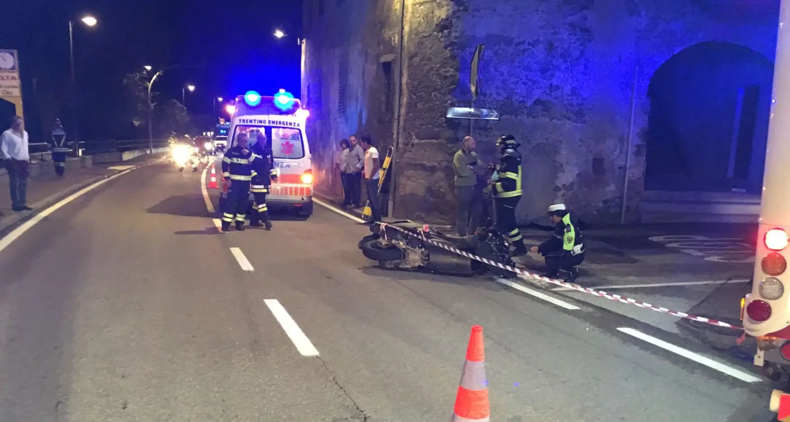 Spiazzo, auto taglia la strada Schianto contro la moto