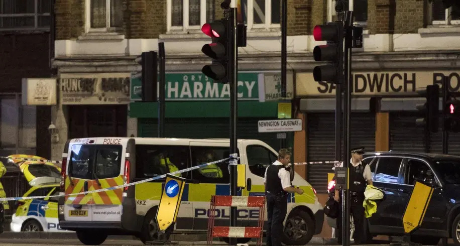 London Bridge, pullmino contro pedoni Testimoni: passanti aggrediti e accoltellati