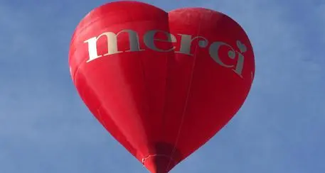 Volevano scambiarsi l'anello in volo, ma la mongolfiera si sgonfia
