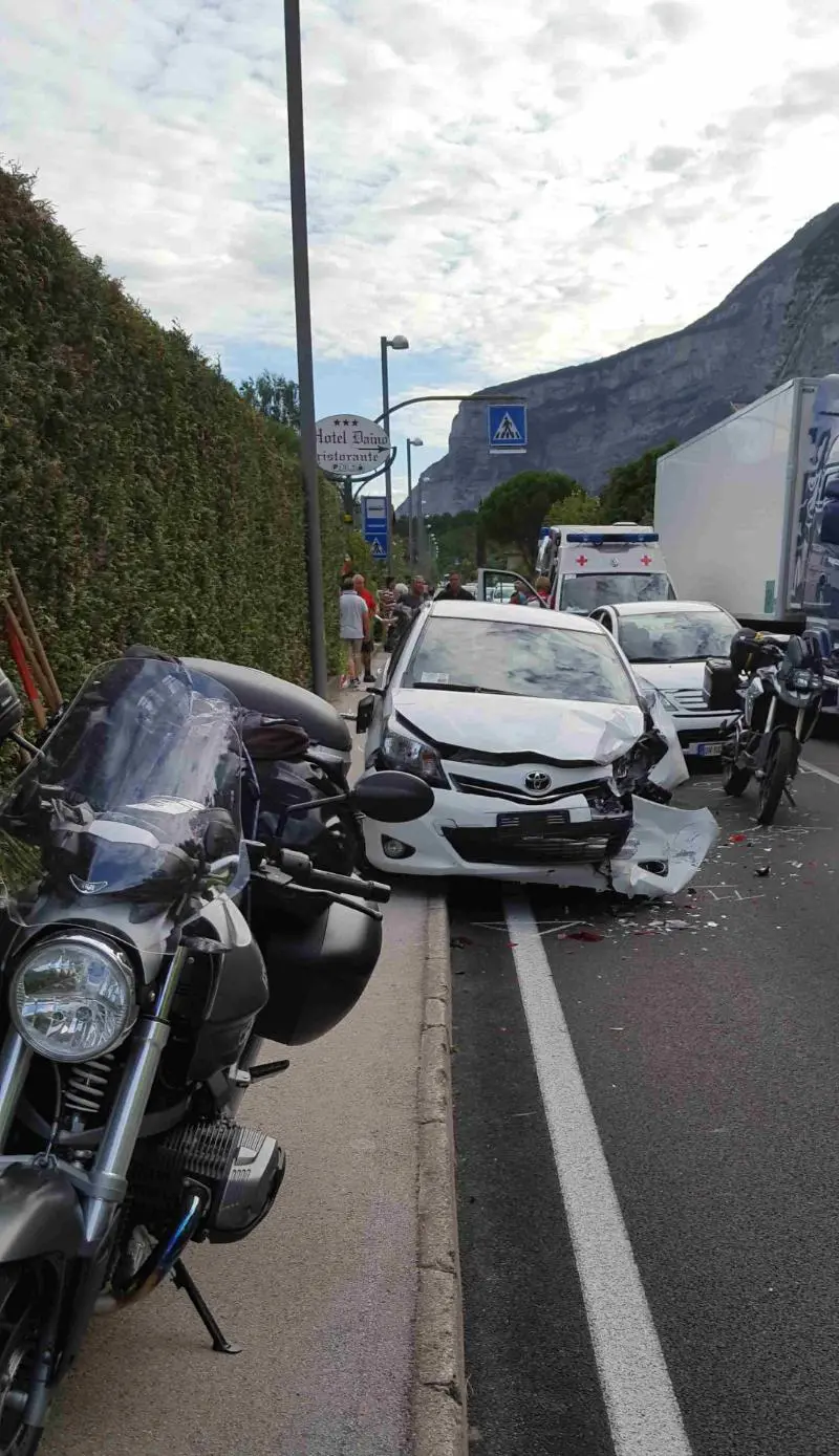Tamponamento a Pietramurata Coinvolte tre auto e due moto