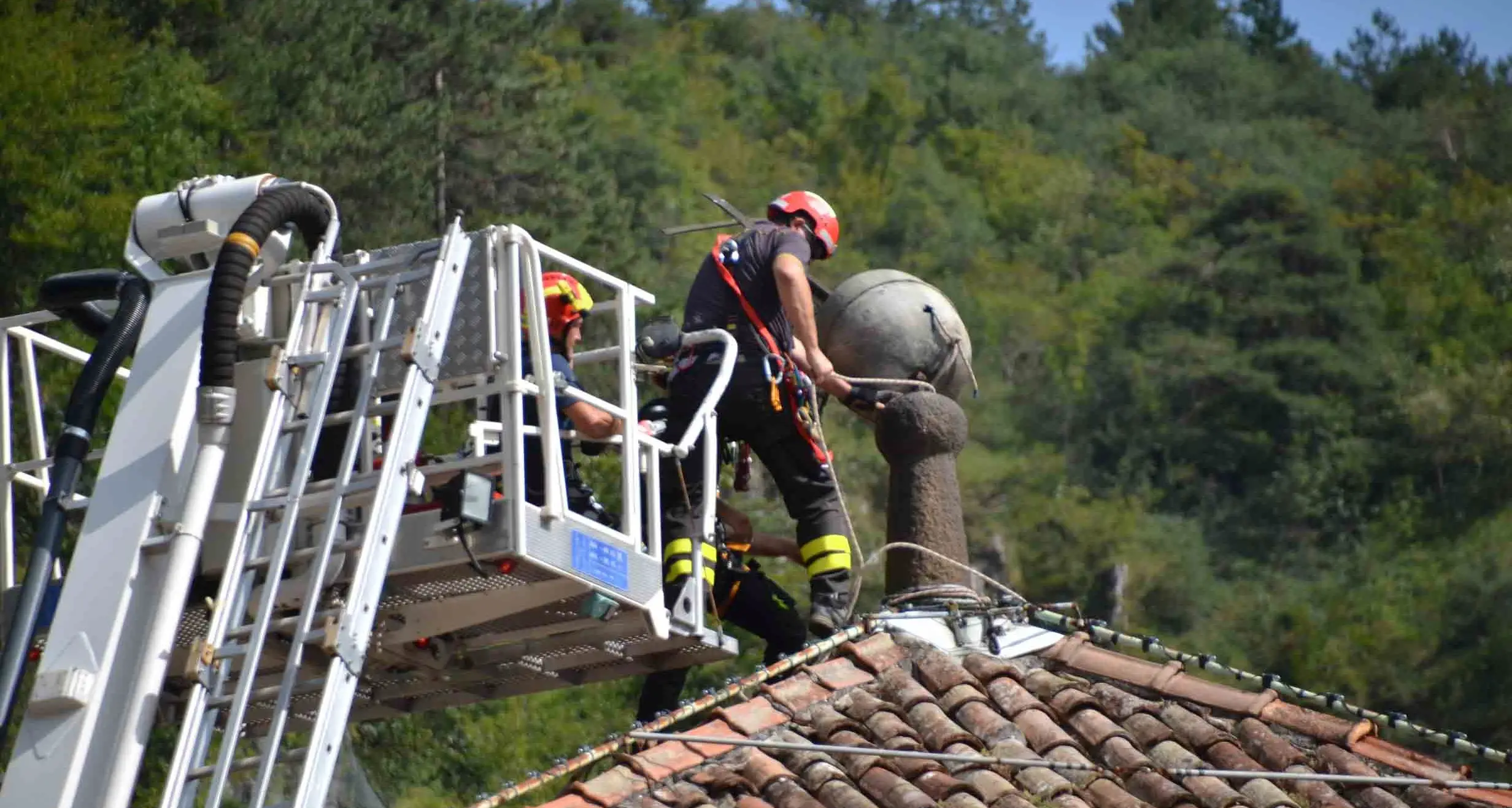 Croce abbattuta dal vento nella chiesa di San Floriano