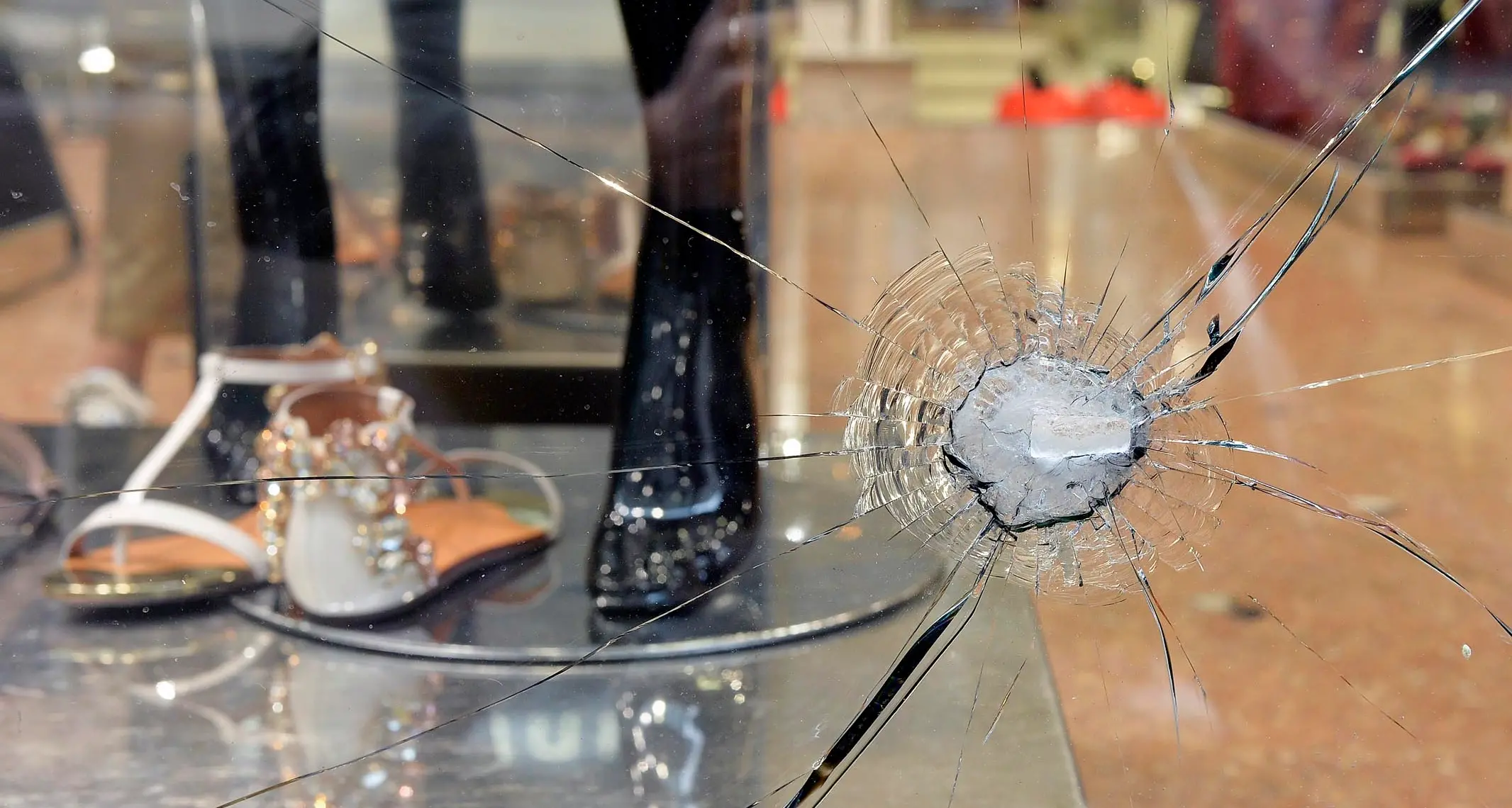 Tentativo di furto in via Oriola: vetrina danneggiata da Clan