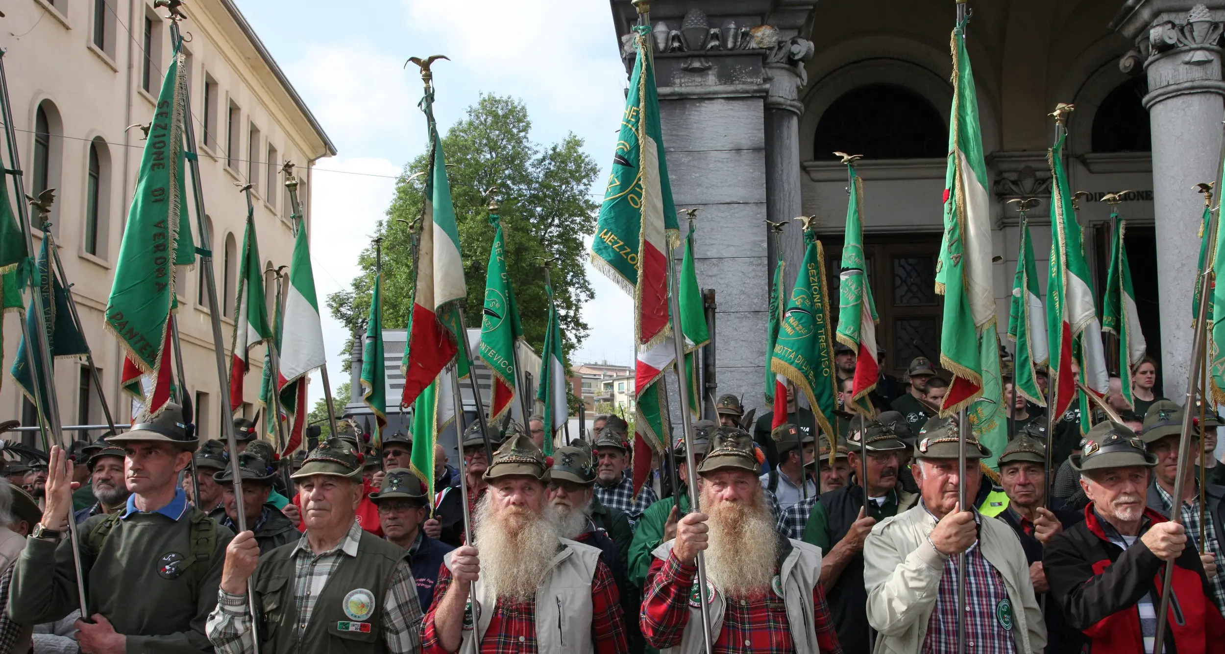 Alpini trentini a Treviso Ci sono i «gemelli barba»
